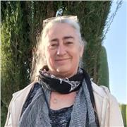 De forma online y sin que tu hijo o hija tenga que salir de casa puedo ayudarle a hacer sus tares.